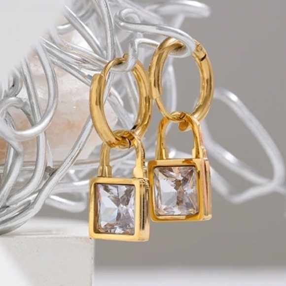 ⭐️ 𝅺NEW Clear or Emerald Green Gemstone 18K Gold Plated Hoop Earrings - Picture 1 of 15